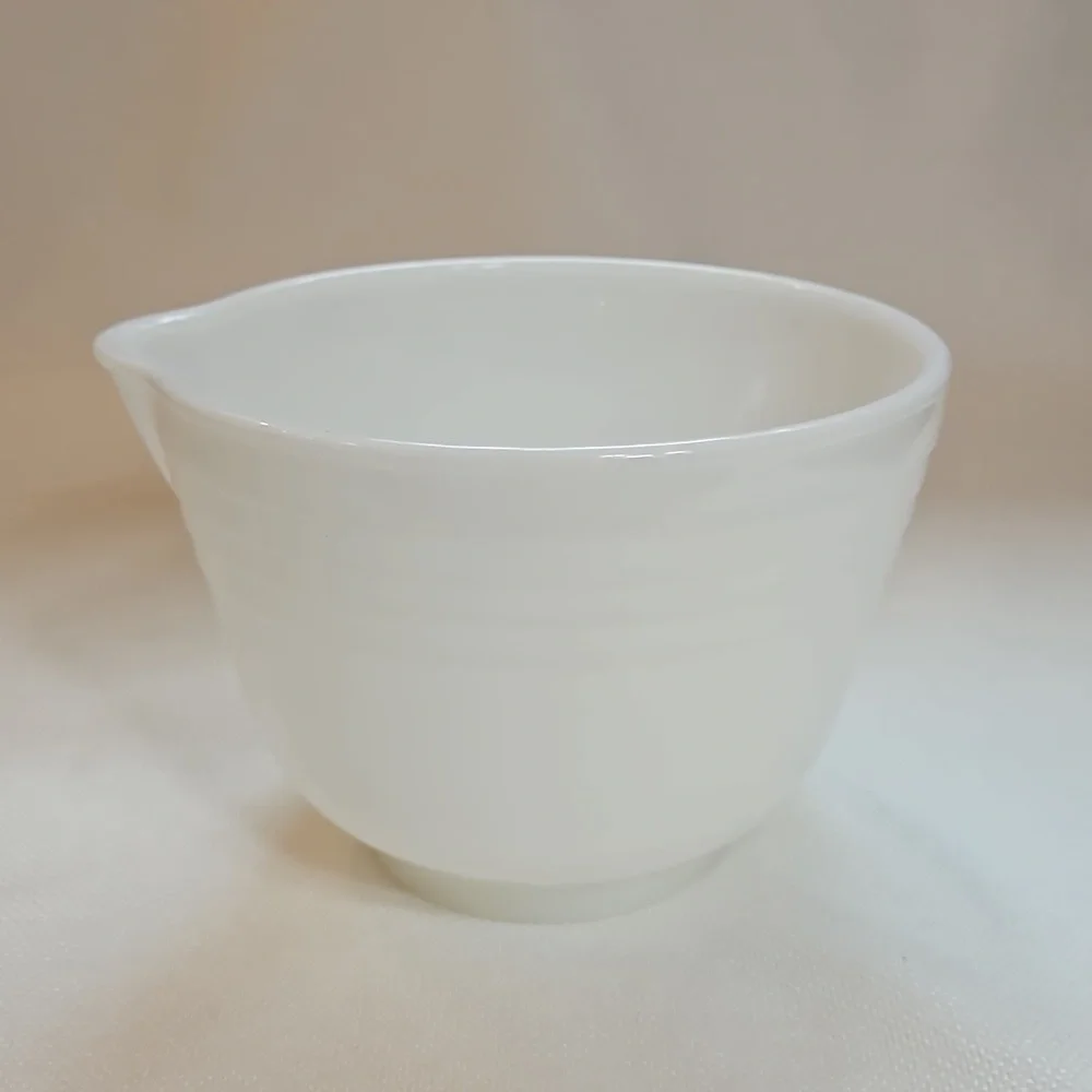 Vintage 40s PYREX Hamilton Beach White Milk Glass Mixing Bowl W/ Pour Spout  USA